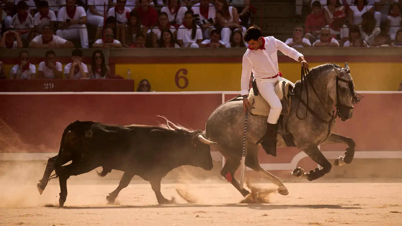 Mañana de Toros en Familia con la exhibición de rejoneo a cargo de Pablo Donat y exhibición de los recortadores Iker Monreal y Sergio Valle durante San Fermín 2025. PABLO LASAOSA