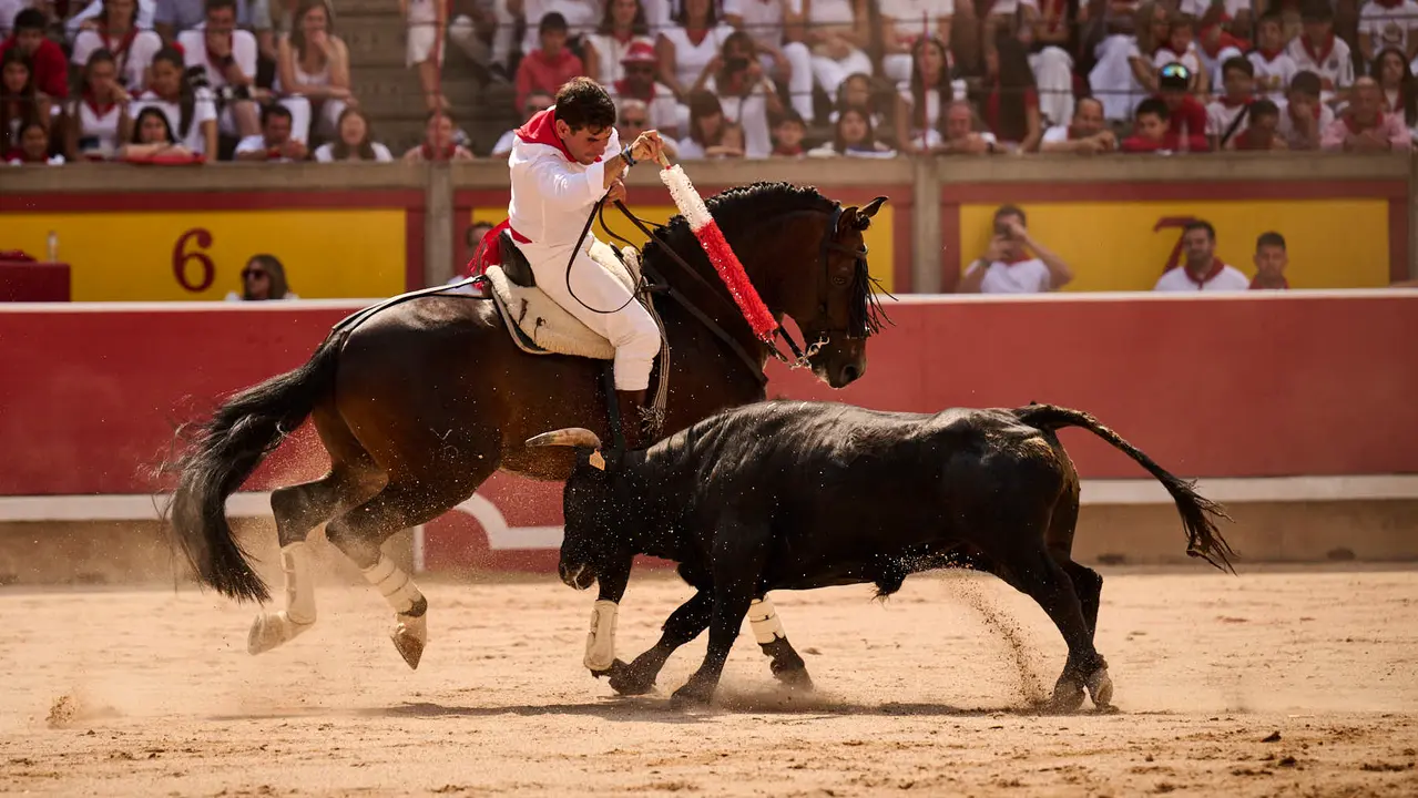 Mañana de Toros en Familia con la exhibición de rejoneo a cargo de Pablo Donat y exhibición de los recortadores Iker Monreal y Sergio Valle durante San Fermín 2025. PABLO LASAOSA
