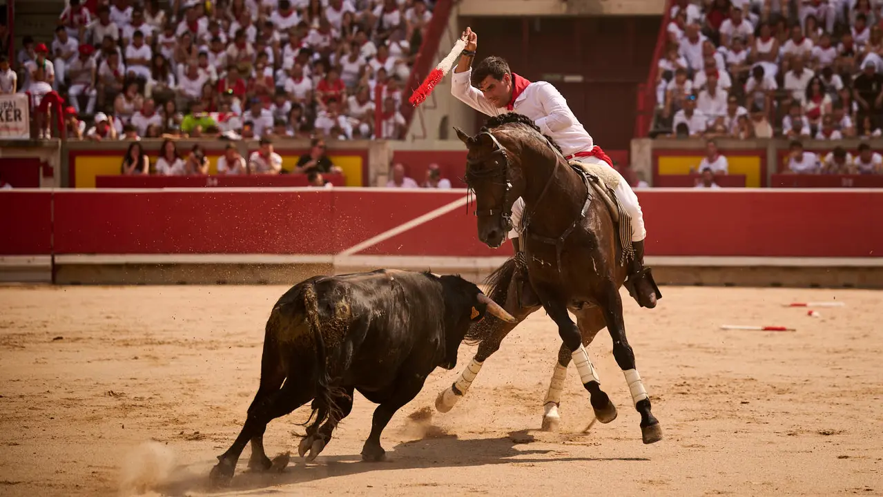 Mañana de Toros en Familia con la exhibición de rejoneo a cargo de Pablo Donat y exhibición de los recortadores Iker Monreal y Sergio Valle durante San Fermín 2025. PABLO LASAOSA