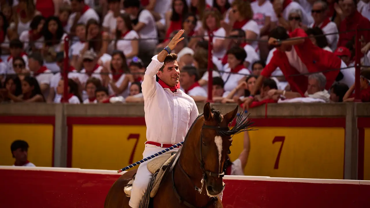 Mañana de Toros en Familia con la exhibición de rejoneo a cargo de Pablo Donat y exhibición de los recortadores Iker Monreal y Sergio Valle durante San Fermín 2025. PABLO LASAOSA