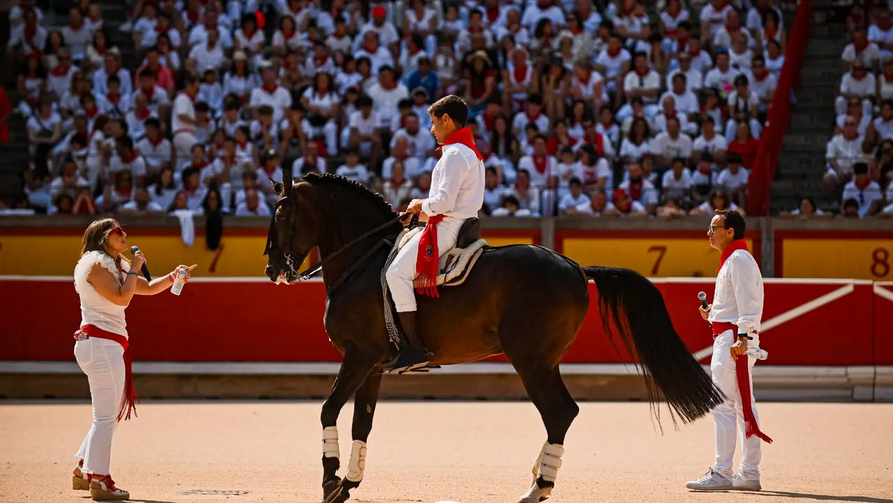 Mañana de Toros en Familia con la exhibición de rejoneo a cargo de Pablo Donat y exhibición de los recortadores Iker Monreal y Sergio Valle durante San Fermín 2025.