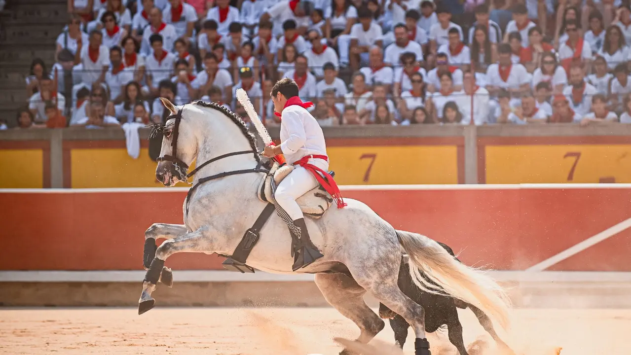 Mañana de Toros en Familia con la exhibición de rejoneo a cargo de Pablo Donat y exhibición de los recortadores Iker Monreal y Sergio Valle durante San Fermín 2025.