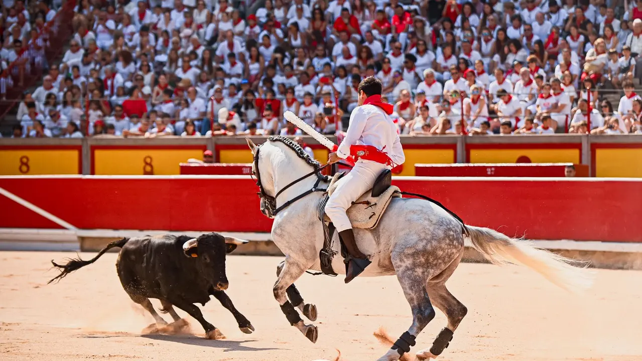 Mañana de Toros en Familia con la exhibición de rejoneo a cargo de Pablo Donat y exhibición de los recortadores Iker Monreal y Sergio Valle durante San Fermín 2025.