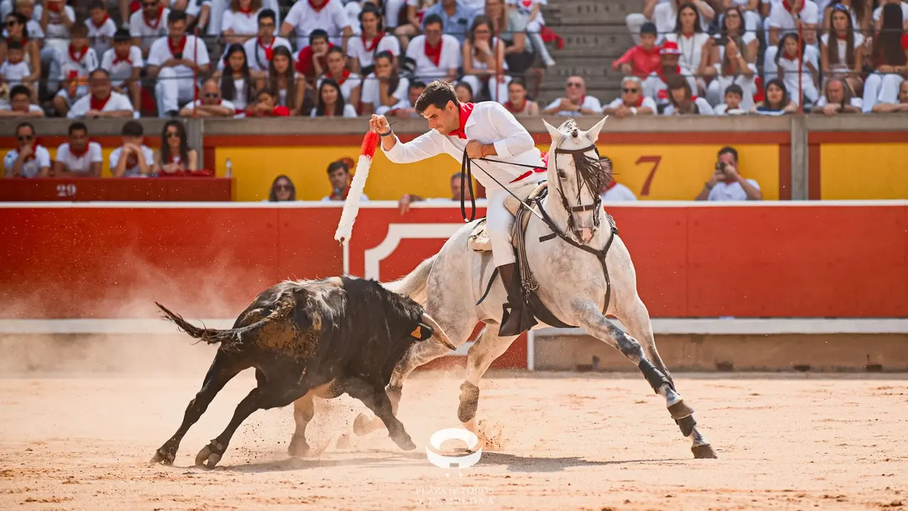 Mañana de Toros en Familia con la exhibición de rejoneo a cargo de Pablo Donat y exhibición de los recortadores Iker Monreal y Sergio Valle durante San Fermín 2025.