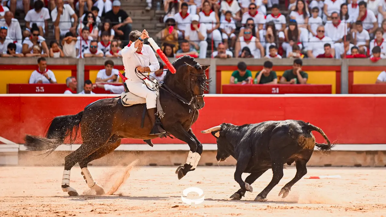 Mañana de Toros en Familia con la exhibición de rejoneo a cargo de Pablo Donat y exhibición de los recortadores Iker Monreal y Sergio Valle durante San Fermín 2025.