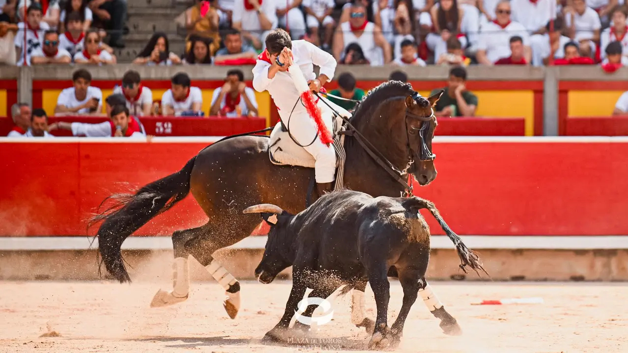 Mañana de Toros en Familia con la exhibición de rejoneo a cargo de Pablo Donat y exhibición de los recortadores Iker Monreal y Sergio Valle durante San Fermín 2025.