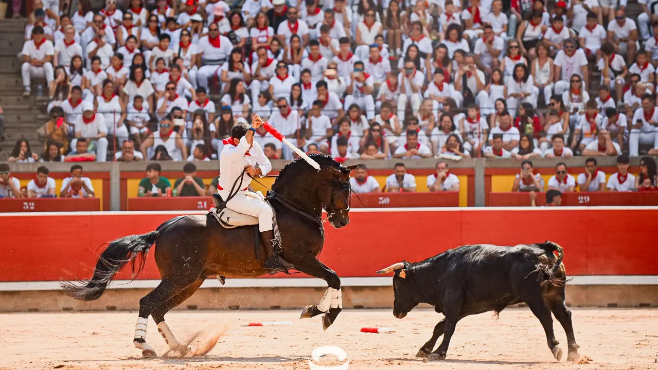 Mañana de Toros en Familia con la exhibición de rejoneo a cargo de Pablo Donat y exhibición de los recortadores Iker Monreal y Sergio Valle durante San Fermín 2025.