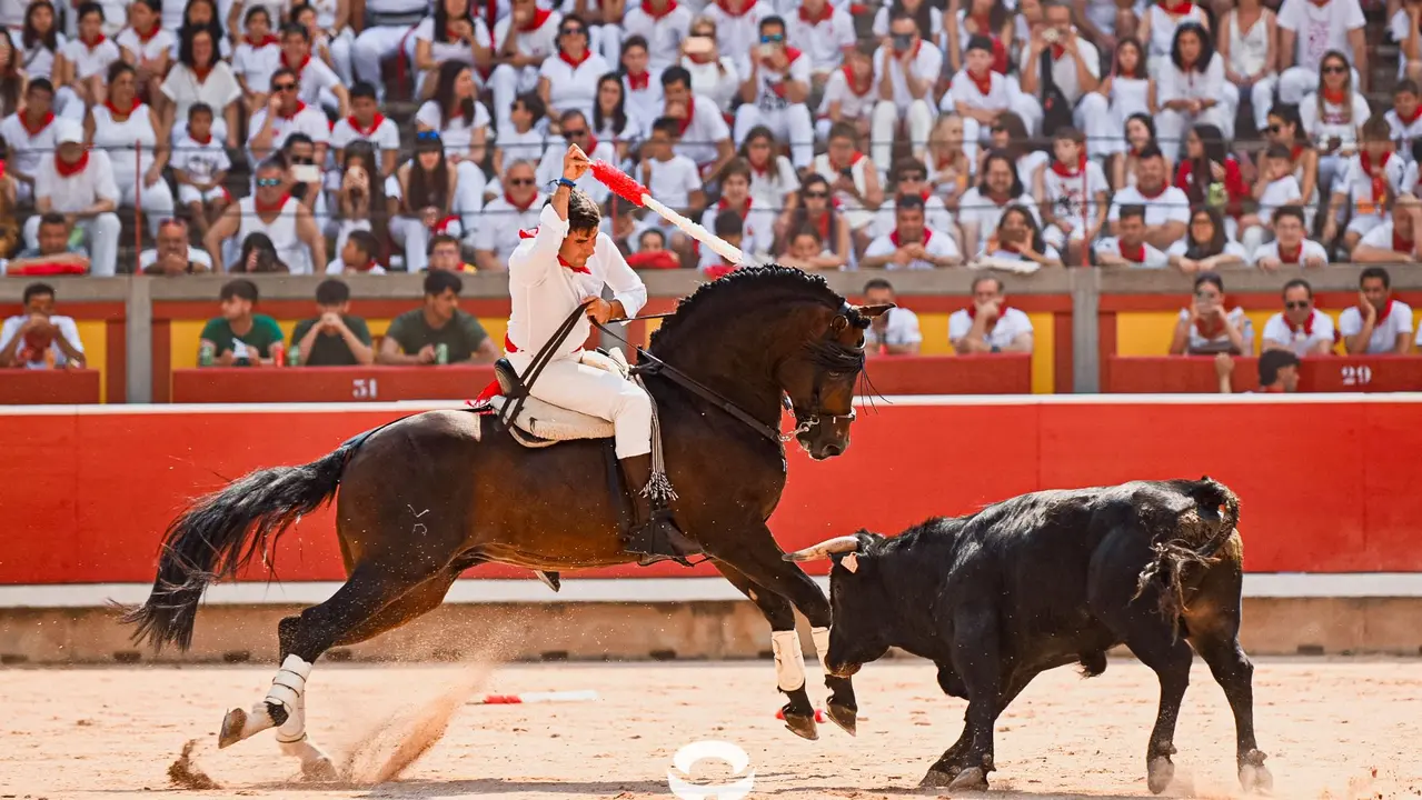 Mañana de Toros en Familia con la exhibición de rejoneo a cargo de Pablo Donat y exhibición de los recortadores Iker Monreal y Sergio Valle durante San Fermín 2025.