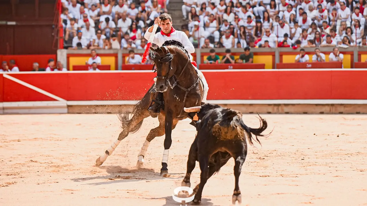 Mañana de Toros en Familia con la exhibición de rejoneo a cargo de Pablo Donat y exhibición de los recortadores Iker Monreal y Sergio Valle durante San Fermín 2025.
