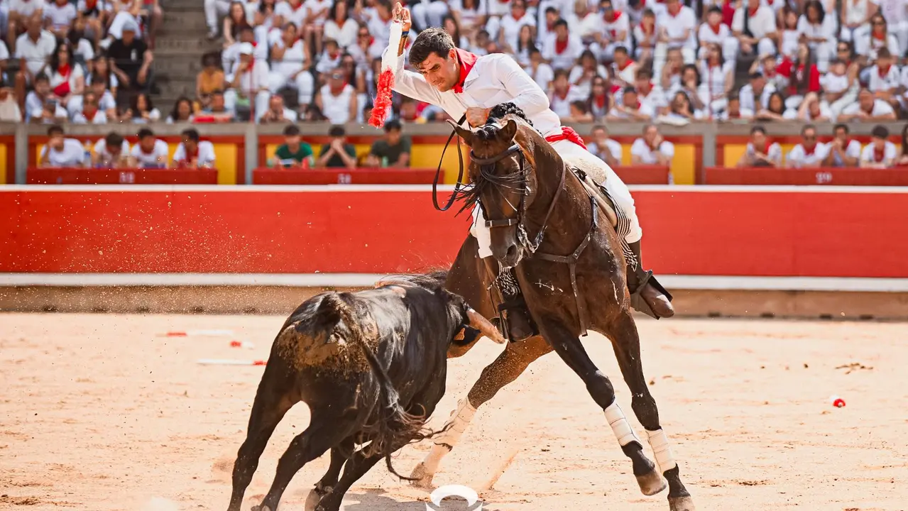 Mañana de Toros en Familia con la exhibición de rejoneo a cargo de Pablo Donat y exhibición de los recortadores Iker Monreal y Sergio Valle durante San Fermín 2025.
