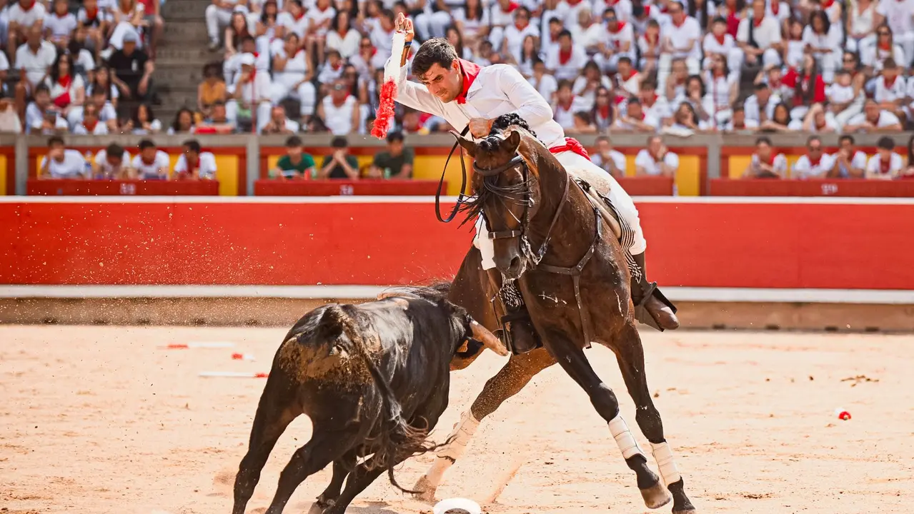 Mañana de Toros en Familia con la exhibición de rejoneo a cargo de Pablo Donat y exhibición de los recortadores Iker Monreal y Sergio Valle durante San Fermín 2025.