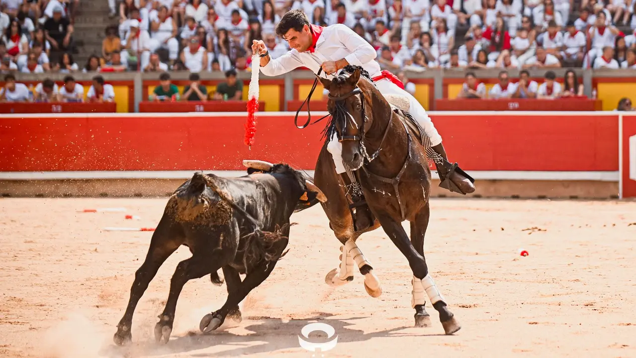 Mañana de Toros en Familia con la exhibición de rejoneo a cargo de Pablo Donat y exhibición de los recortadores Iker Monreal y Sergio Valle durante San Fermín 2025.