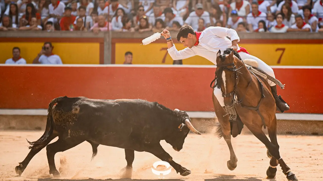 Mañana de Toros en Familia con la exhibición de rejoneo a cargo de Pablo Donat y exhibición de los recortadores Iker Monreal y Sergio Valle durante San Fermín 2025.
