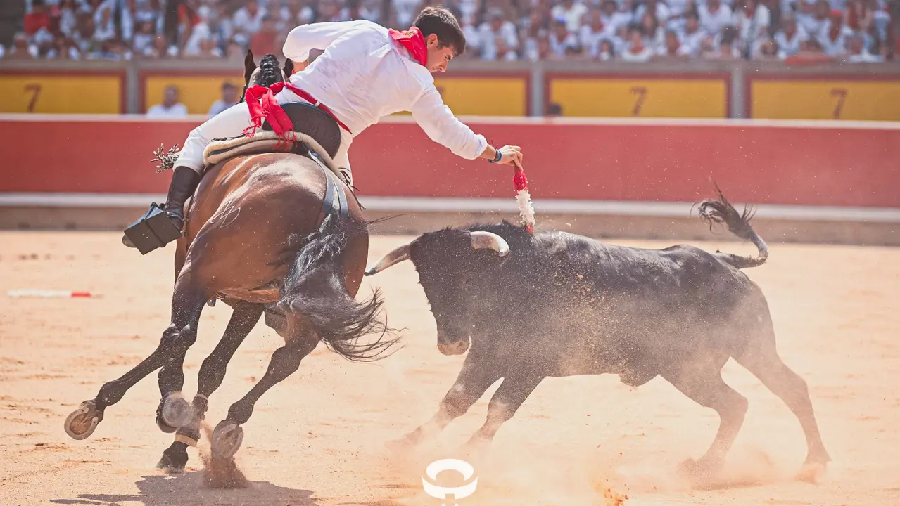 Mañana de Toros en Familia con la exhibición de rejoneo a cargo de Pablo Donat y exhibición de los recortadores Iker Monreal y Sergio Valle durante San Fermín 2025.