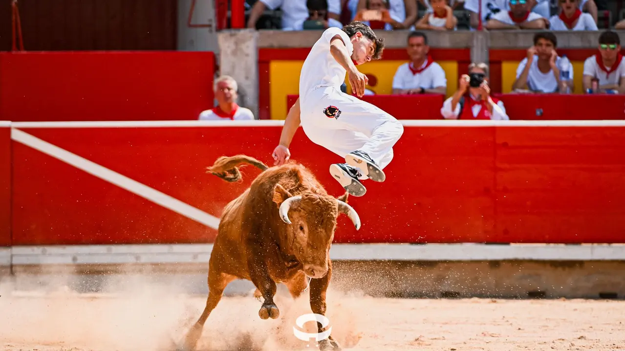 Mañana de Toros en Familia con la exhibición de rejoneo a cargo de Pablo Donat y exhibición de los recortadores Iker Monreal y Sergio Valle durante San Fermín 2025.