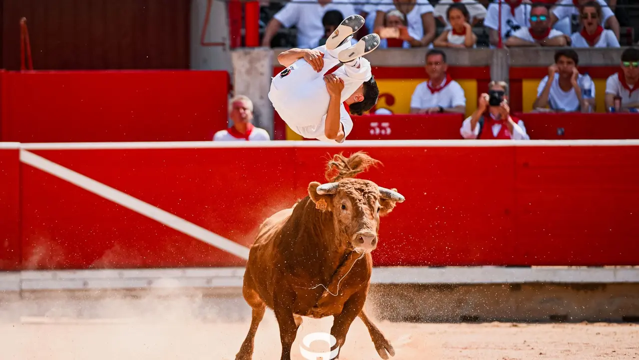 Mañana de Toros en Familia con la exhibición de rejoneo a cargo de Pablo Donat y exhibición de los recortadores Iker Monreal y Sergio Valle durante San Fermín 2025.