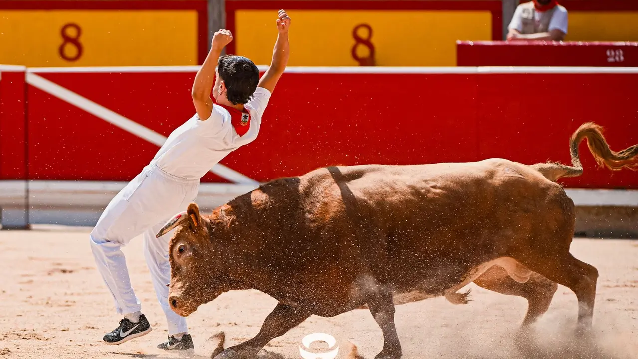 Mañana de Toros en Familia con la exhibición de rejoneo a cargo de Pablo Donat y exhibición de los recortadores Iker Monreal y Sergio Valle durante San Fermín 2025.