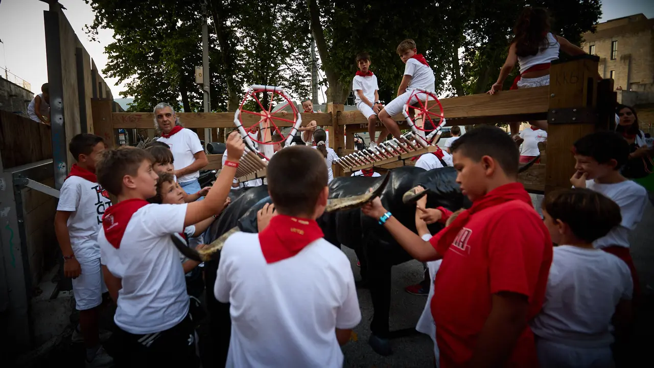 Toro de fuego por las calles de Pamplona durante las Fiestas de San Fermín 2025. IÑIGO ALZUGARAY