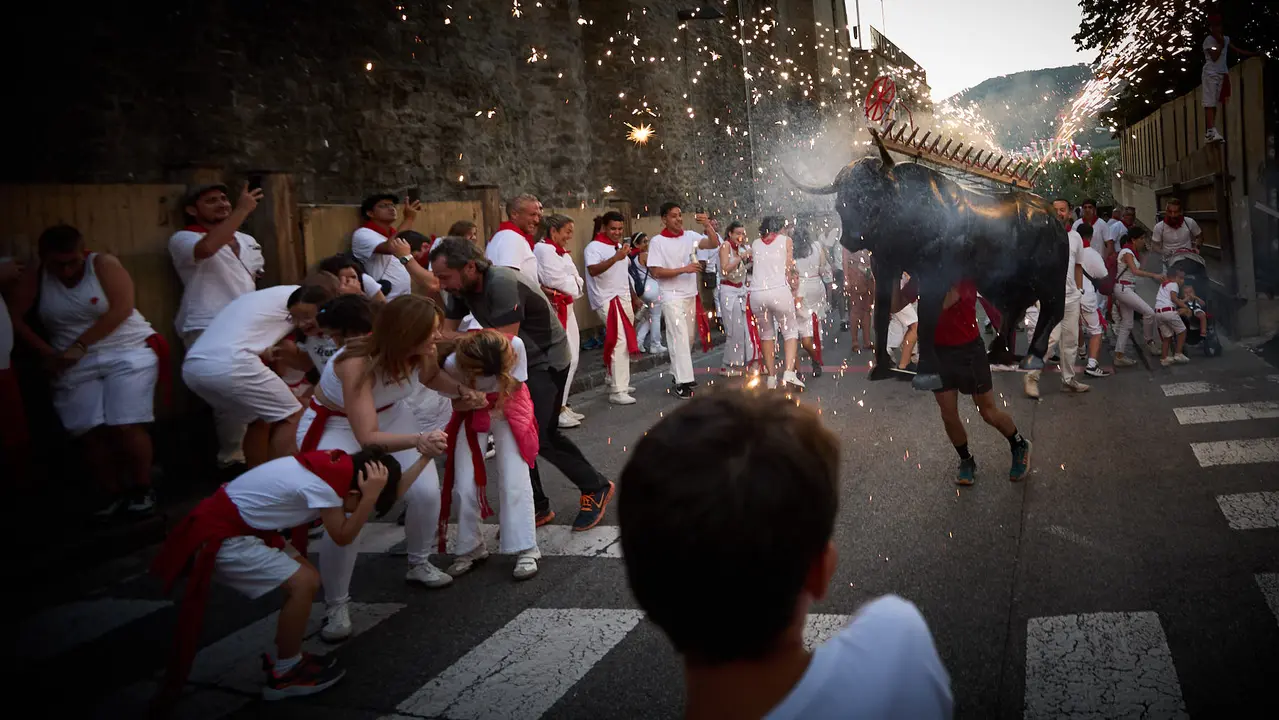 Toro de fuego por las calles de Pamplona durante las Fiestas de San Fermín 2025. IÑIGO ALZUGARAY