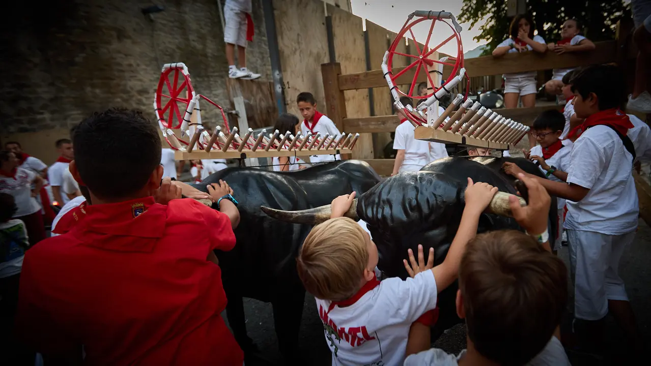 Toro de fuego por las calles de Pamplona durante las Fiestas de San Fermín 2025. IÑIGO ALZUGARAY
