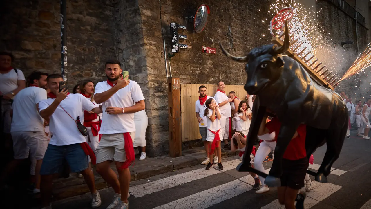 Toro de fuego por las calles de Pamplona durante las Fiestas de San Fermín 2025. IÑIGO ALZUGARAY
