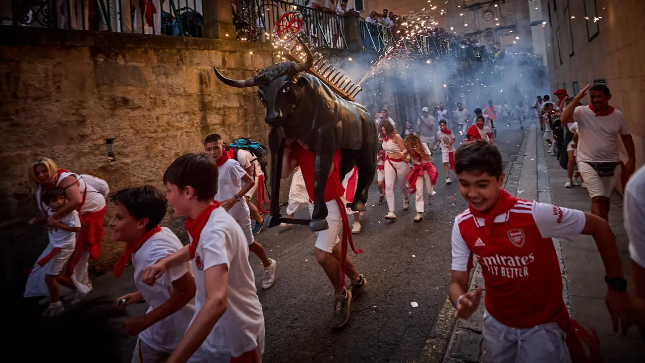 Toro de fuego por las calles de Pamplona durante las Fiestas de San Fermín 2025. IÑIGO ALZUGARAY