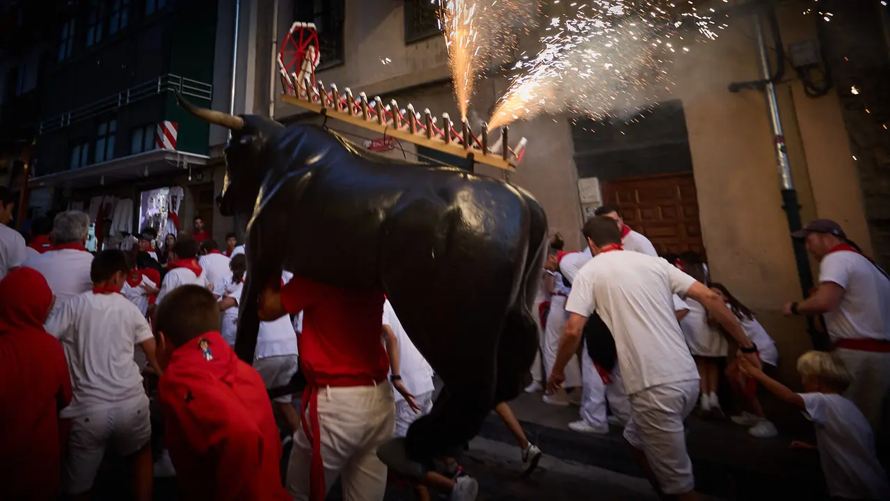 Toro de fuego por las calles de Pamplona durante las Fiestas de San Fermín 2025. IÑIGO ALZUGARAY