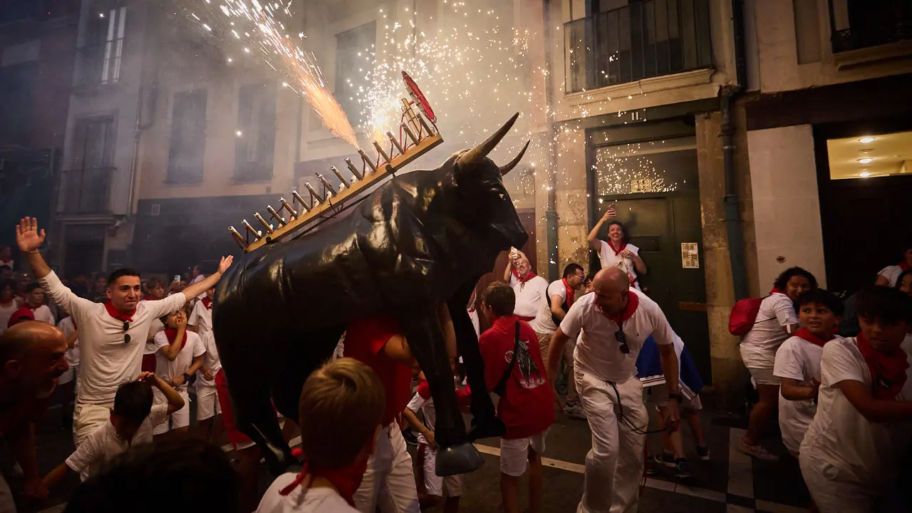 Toro de fuego por las calles de Pamplona durante las Fiestas de San Fermín 2025. IÑIGO ALZUGARAY