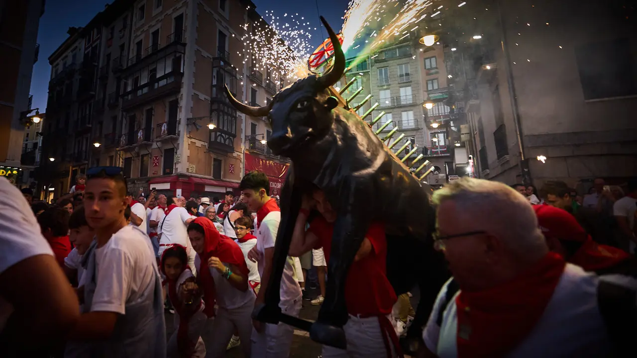 Toro de fuego por las calles de Pamplona durante las Fiestas de San Fermín 2025. IÑIGO ALZUGARAY