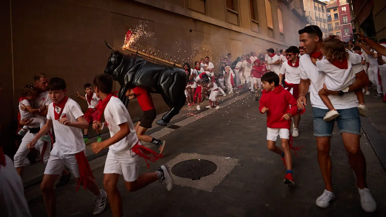 Toro de fuego por las calles de Pamplona durante las Fiestas de San Fermín 2025. IÑIGO ALZUGARAY