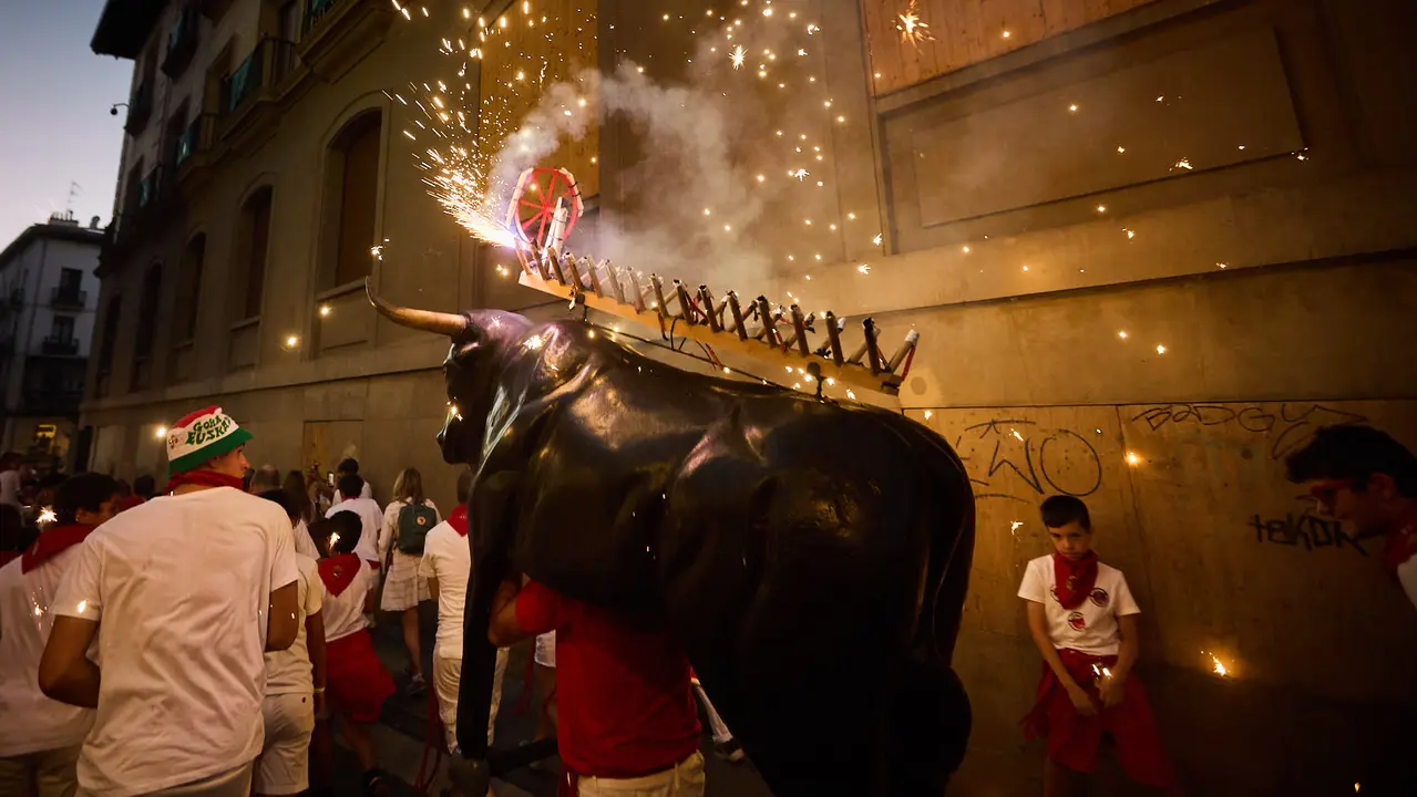 Toro de fuego por las calles de Pamplona durante las Fiestas de San Fermín 2025. IÑIGO ALZUGARAY
