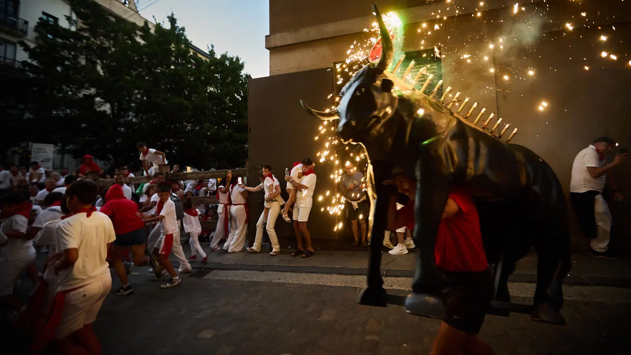 Toro de fuego por las calles de Pamplona durante las Fiestas de San Fermín 2025. IÑIGO ALZUGARAY