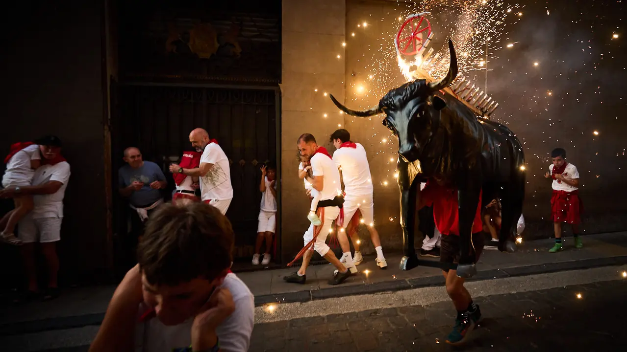 Toro de fuego por las calles de Pamplona durante las Fiestas de San Fermín 2025. IÑIGO ALZUGARAY