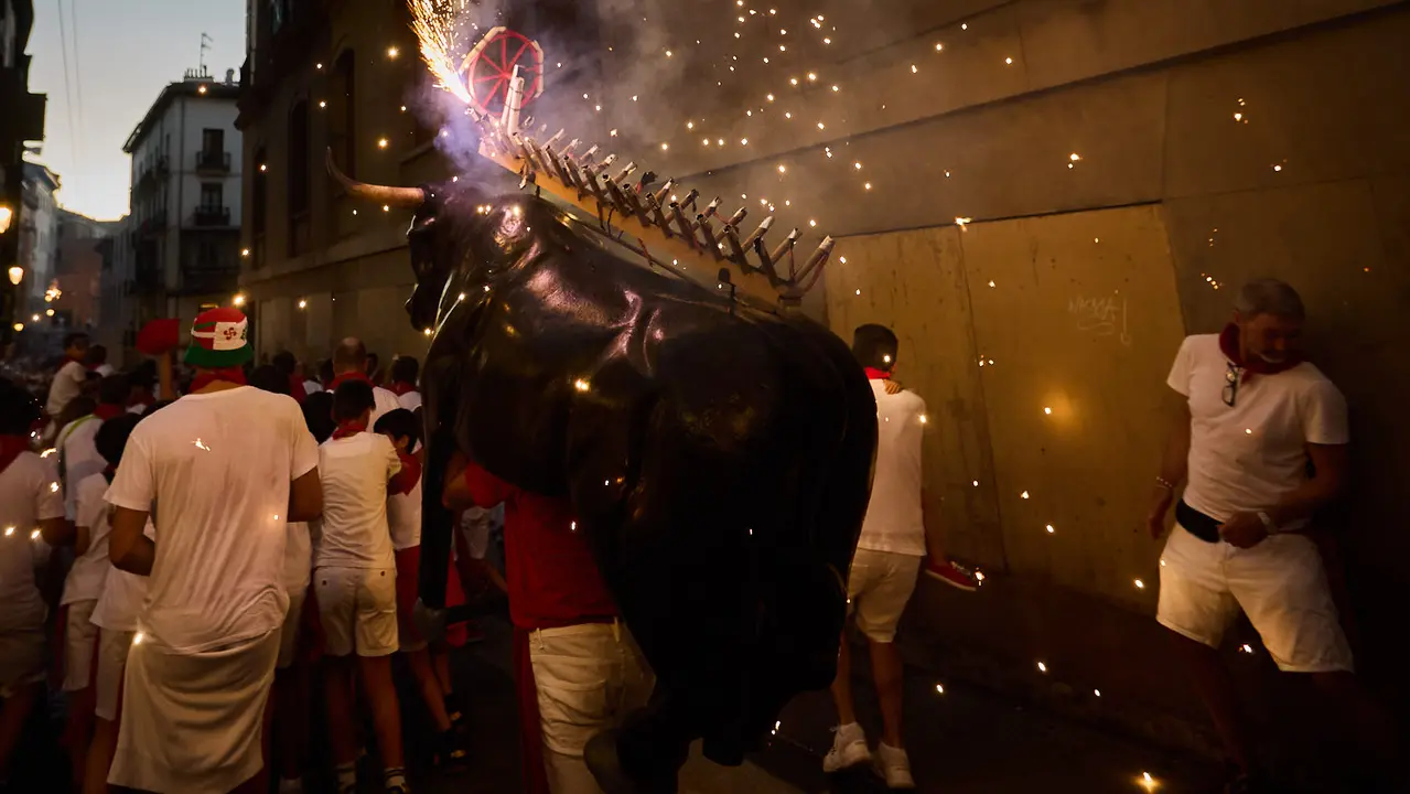 Toro de fuego por las calles de Pamplona durante las Fiestas de San Fermín 2025. IÑIGO ALZUGARAY