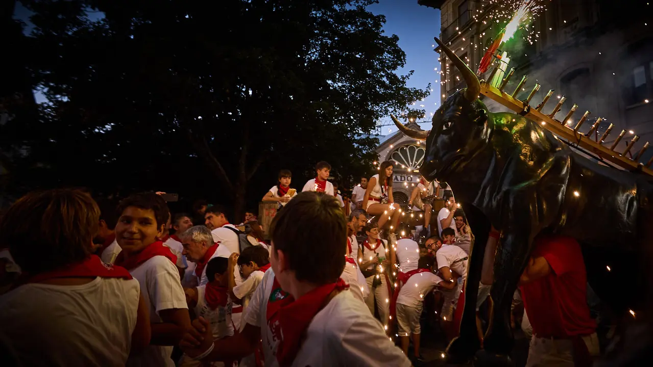 Toro de fuego por las calles de Pamplona durante las Fiestas de San Fermín 2025. IÑIGO ALZUGARAY