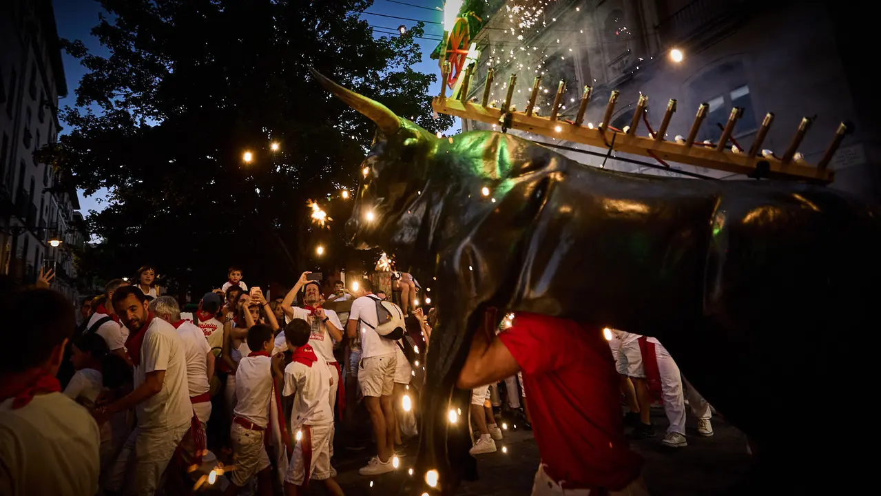 Toro de fuego por las calles de Pamplona durante las Fiestas de San Fermín 2025. IÑIGO ALZUGARAY