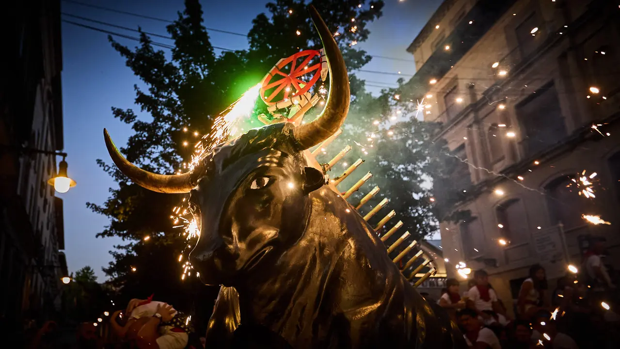 Toro de fuego por las calles de Pamplona durante las Fiestas de San Fermín 2025. IÑIGO ALZUGARAY