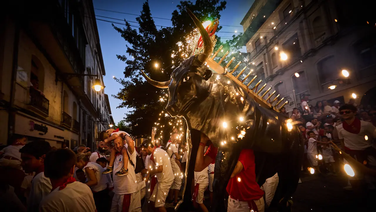 Toro de fuego por las calles de Pamplona durante las Fiestas de San Fermín 2025. IÑIGO ALZUGARAY