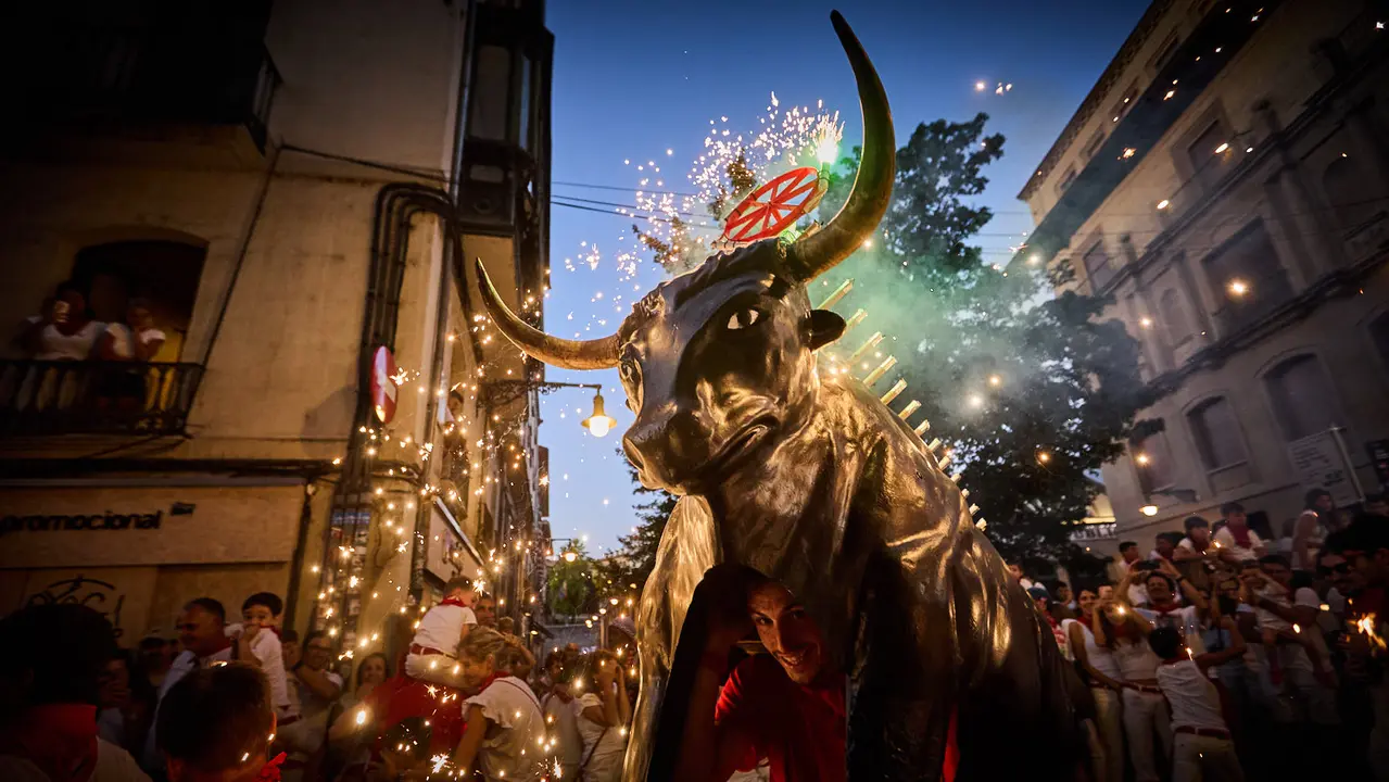 Toro de fuego por las calles de Pamplona durante las Fiestas de San Fermín 2025. IÑIGO ALZUGARAY