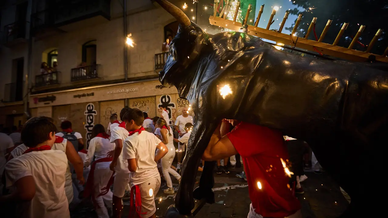 Toro de fuego por las calles de Pamplona durante las Fiestas de San Fermín 2025. IÑIGO ALZUGARAY
