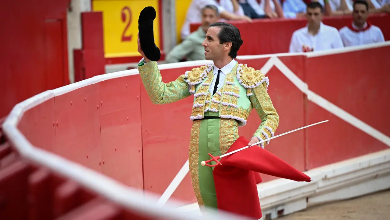 El torero Juan Ortega durante la lidia a su primer toro de la tarde en la séptima de abono de la Feria de Toro de los Sanfermines 2025 con toros de la ganadería extremeña de Jandilla y en la que comparte cartel con los diestros Andrés Roca Rey y Pablo Aguado. EFE/Daniel Fernández