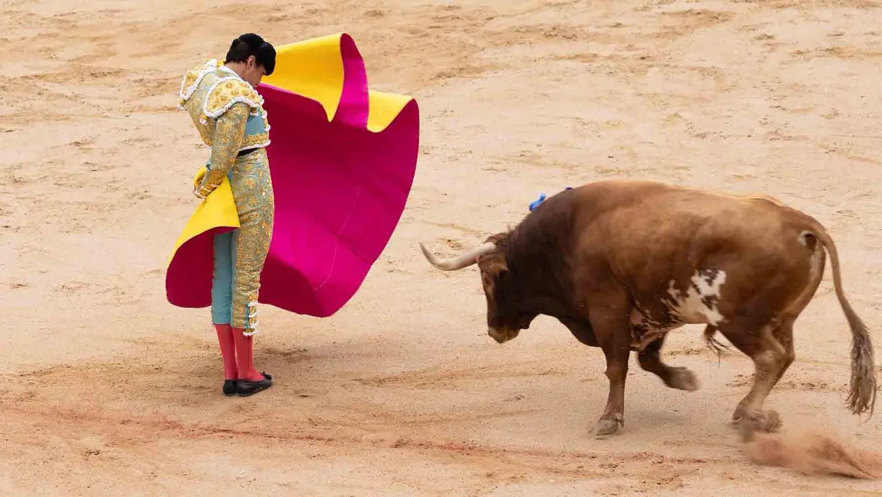El torero Roca Rey en la quinta corrida de la Feria del Toro de San Fermín. MAITE H. MATEO