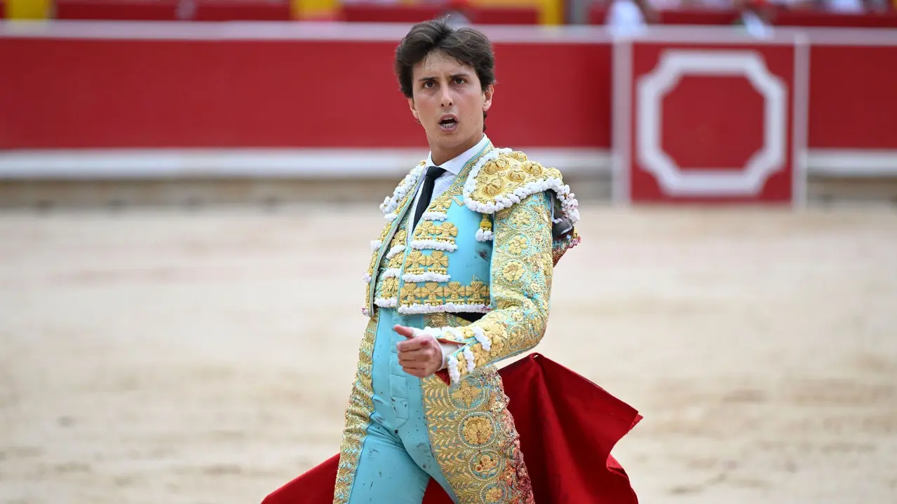 El torero Andrés Roca Rey durante la lidia a su primer toro de la tarde en la séptima de abono de la Feria de Toro de los Sanfermines 2025 con toros de la ganadería extremeña de Jandilla y en la que comparte cartel con los diestros Andrés Juan Ortega y Pablo Aguado, este viernes, en Pamplona. EFE/Daniel Fernández