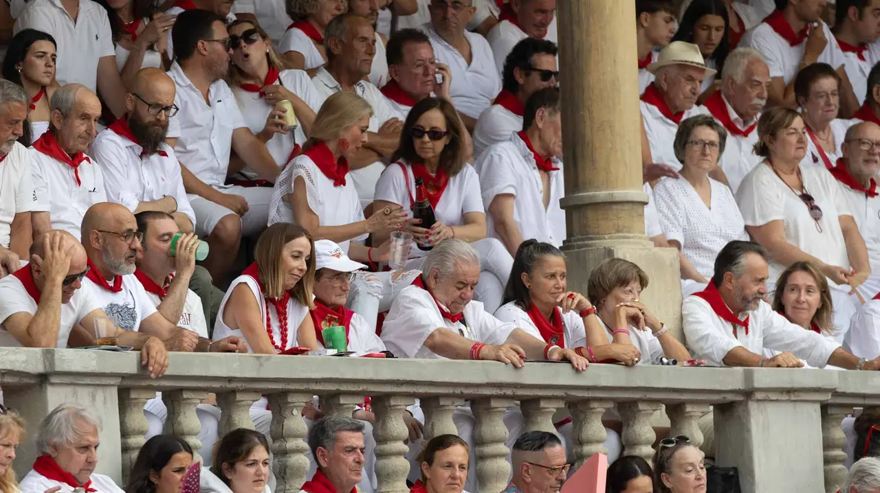 Ambiente en la quinta corrida de la Feria de San Fermín.Maite H. Mateo..-50