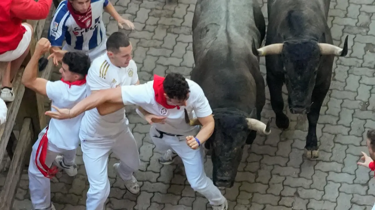 Sexto encierro de San Fermín 2025 el día 12 de julio con toros de José Escolar en la bajada al callejón. EFE - AINHOA TEJERINA