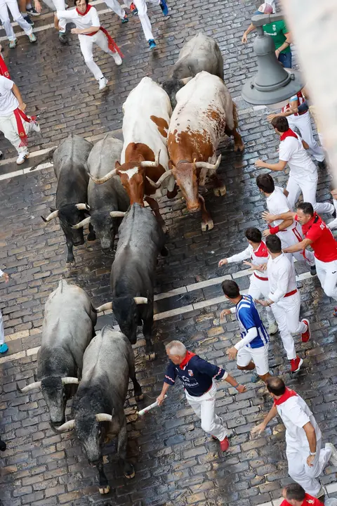 Sexto encierro de San Fermín 2025 el día 12 de julio con toros de José Escolar en Mercaderes. EFE - VILLAR LÓPEZ (2)