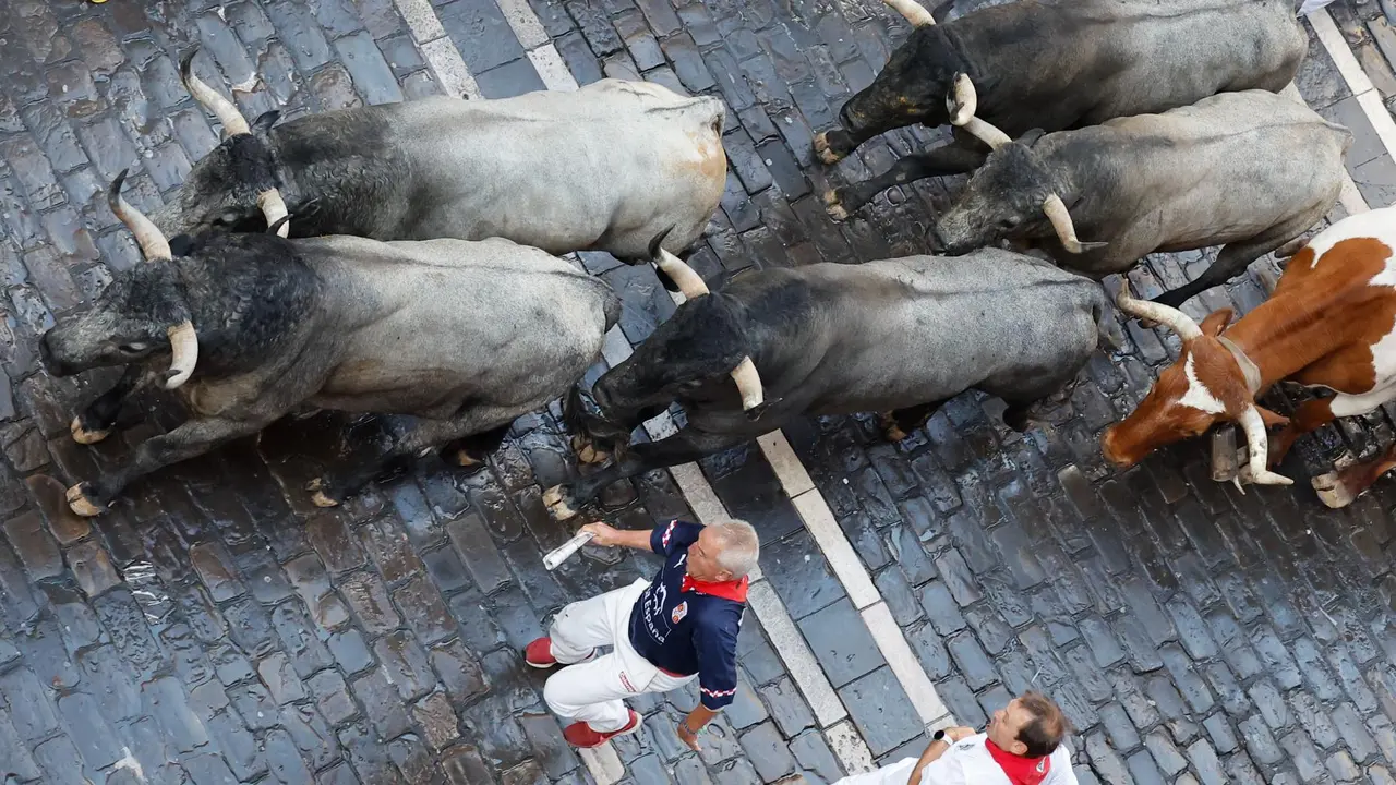 Sexto encierro de San Fermín 2025 el día 12 de julio con toros de José Escolar en Mercaderes. EFE - VILLAR LÓPEZ (3)