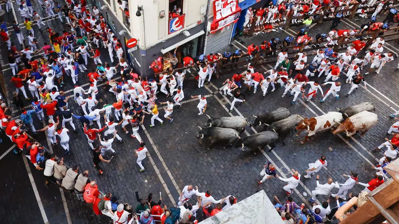 Sexto encierro de San Fermín 2025 el día 12 de julio con toros de José Escolar en la curva de Mercaderes. EFE - VILLAR LÓPEZ (2)