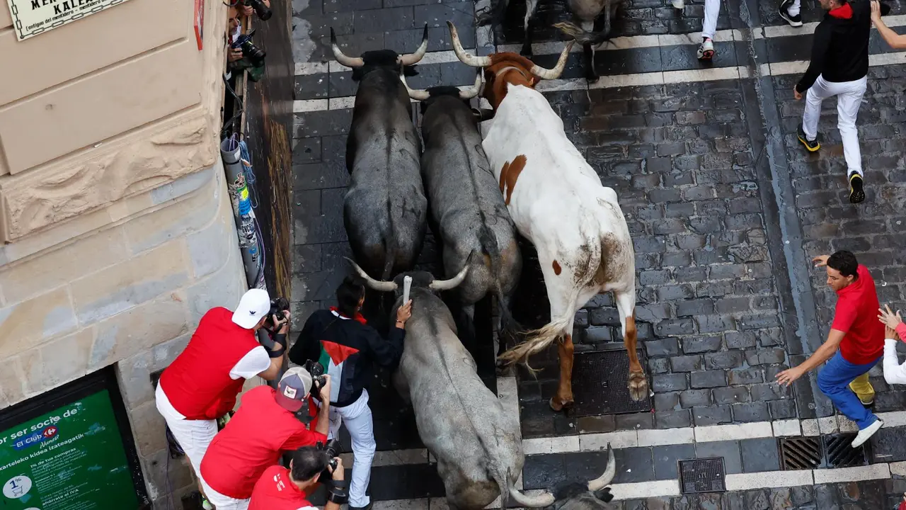 Sexto encierro de San Fermín 2025 el día 12 de julio con toros de José Escolar en la curva de Mercaderes. EFE - VILLAR LÓPEZ (4)