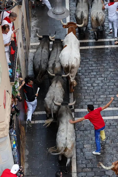 Sexto encierro de San Fermín 2025 el día 12 de julio con toros de José Escolar en la curva de Mercaderes. EFE - VILLAR LÓPEZ (5)